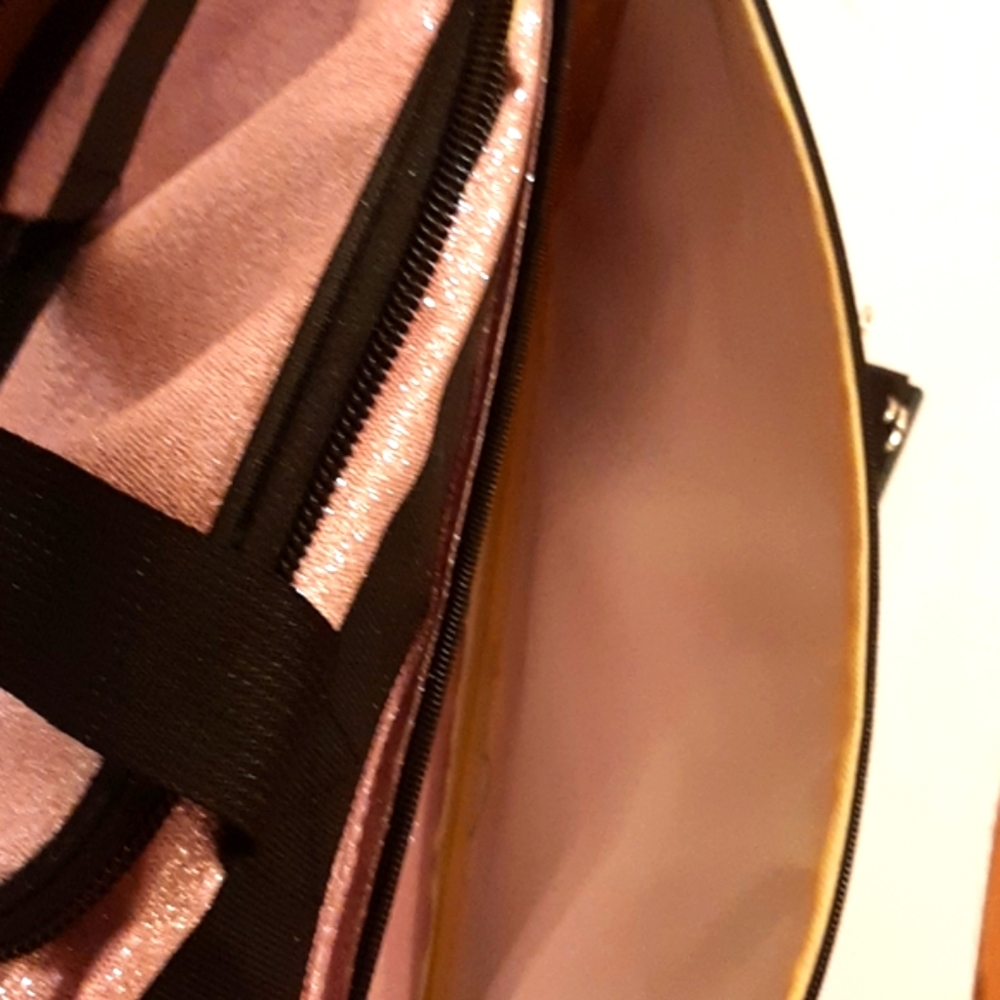 Large Weekender Bag.      Smoke free home - Picture 5 of 6